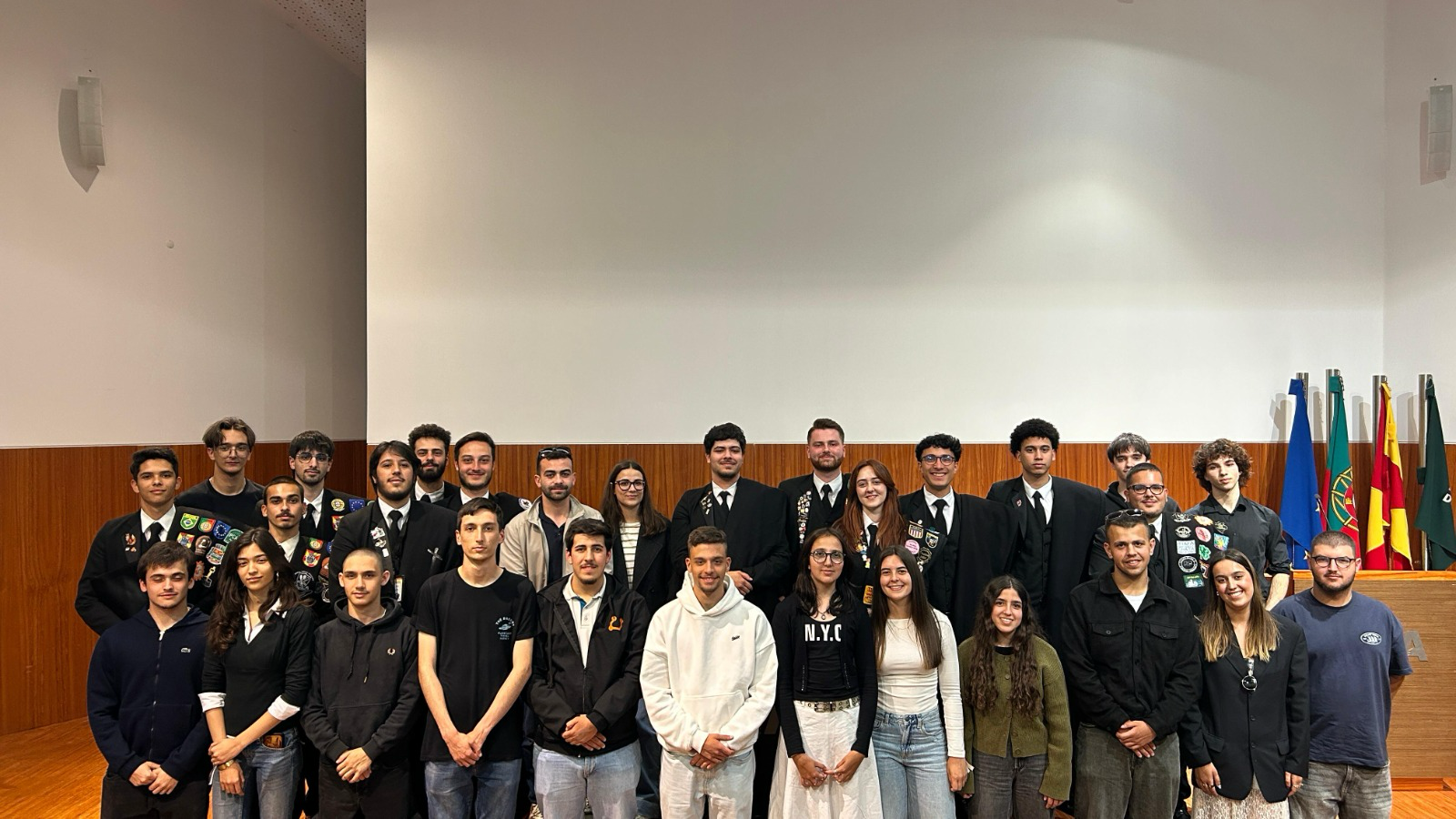 Elementos do NEAAIPCA reunidos num auditório.