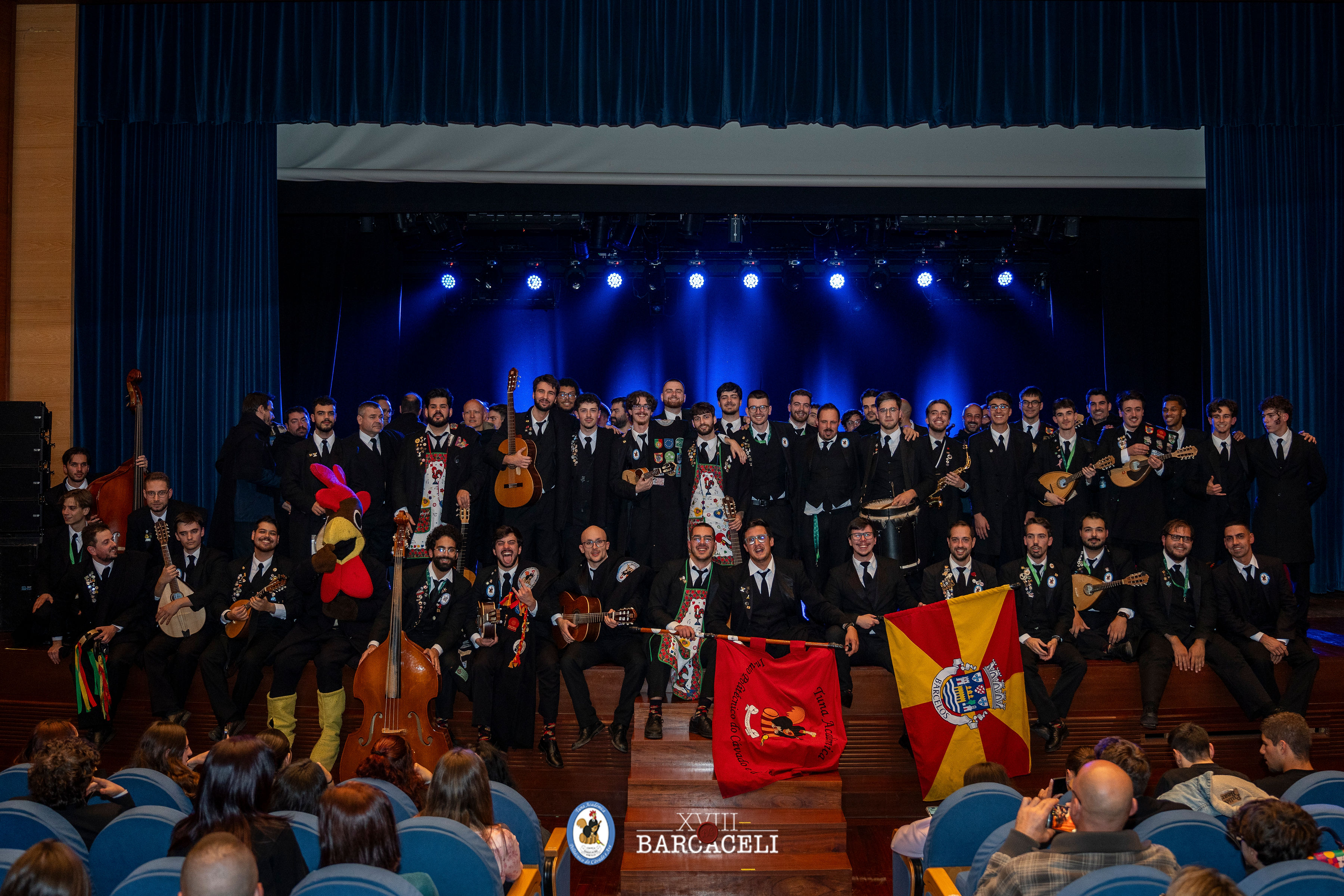 A TAIPCA reunida em palco, com os seus instrumentos e estandartes, perante o público.