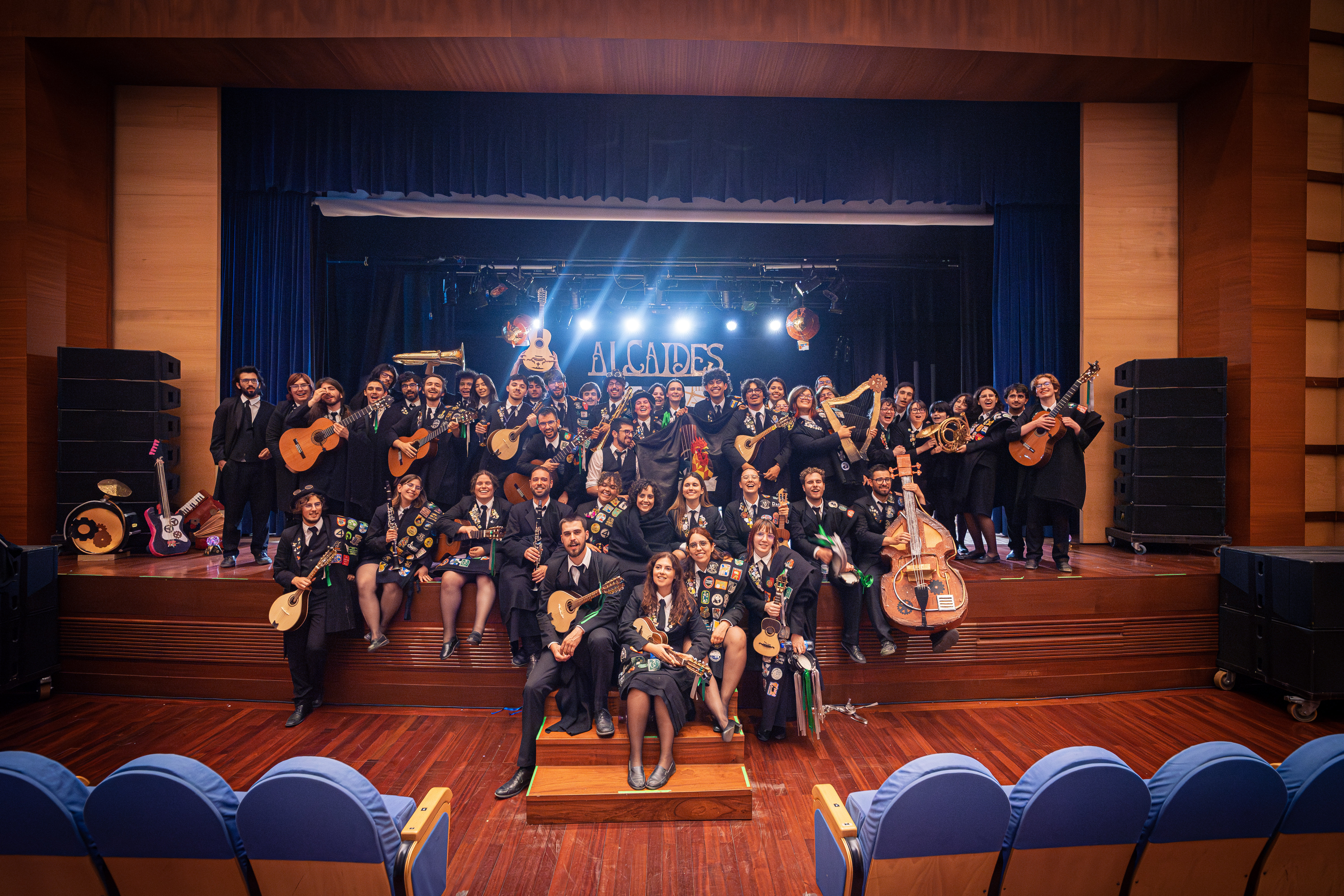 Elementos da TMIPCA reunidos em palco no ALCAIDES, com os seus instrumentos.
